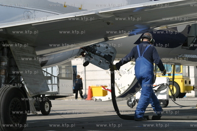 Port lotniczy w Gdansku Rebiechowie. Przed terminalem...