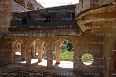 Wnetrze zamku w Lapalicach, polozonego miedzy Chmielnem...