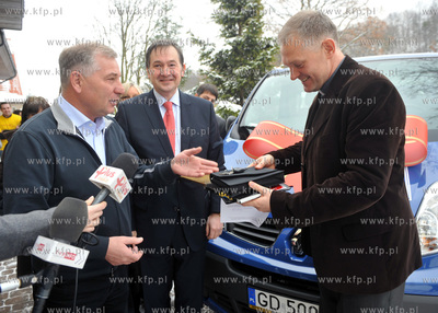 Przekazanie samochodu minbusa marki Renault dla Hospicjum...
