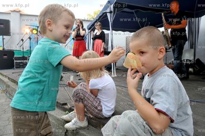 Festyn i akcja charytatywna "Zeszyt dla ucznia" na...