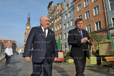 Gdansk. Lech Walesa i Piotr Gulczynski, prezes Instytutu...