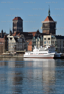 Gdansk. Rybackie Pobrzeze i Targ Rybny. W oddali remontowany...