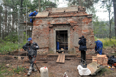 Renowacja grobowca Gralathow w Sulminie gmina Zukowo...