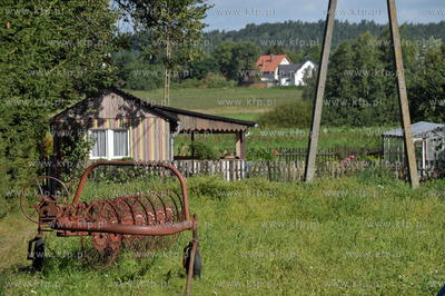 Sulmin na Kaszubach w gmienie Zukowo. Maly drewniany...