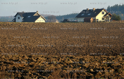 Wies Sulmin na Kaszubach. Domy na nowym osiedlu w poludniowej...