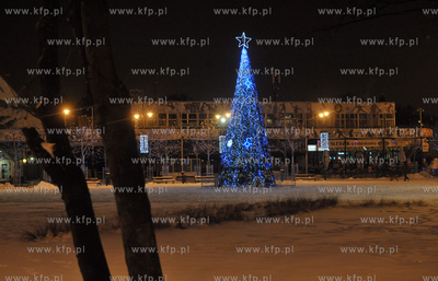 Plac Przyjaciol Sopotu w Sopocie w zimowo nocnej scenerii....