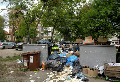 Przepelnione smietniki w Gdansku na ul. Tokarskiej...