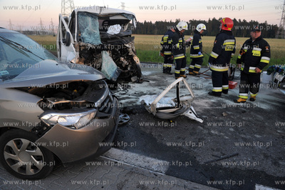 Wypadek czterech samochodow w tym ciezarowego i dostawczego...