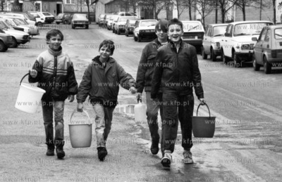 Gdansk Zaspa, smigus dyngus na ul.Pilotow. 21.04.1992...