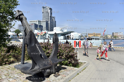 Gdynia. Nabrzeże Pomorskie na molo Południowym obok...