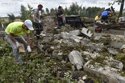 Trzebuń, gmina Dziemiany na Kaszubach. Zabudowania...