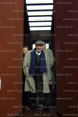 Mieczyslaw Rakowski ostatni premier PRL oglada wystawe...