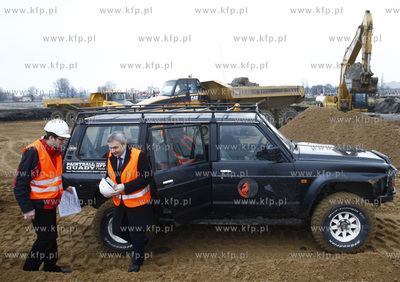 Sekretarz Generalny UEFA David Taylor ( nz ) odwiedzil...