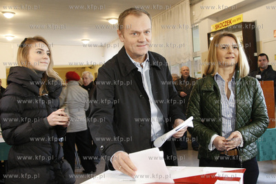 Sopot. Wybory samorzadowe. Glosuje Premier RP Donald...