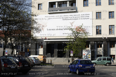 Gdansk. Plakat ze slowami Jana Pawla II o roli NSZZ...