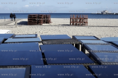 Sopot. Demontowany ogrodek na plazy Grand Hotelu.
08.10.2012
fot....