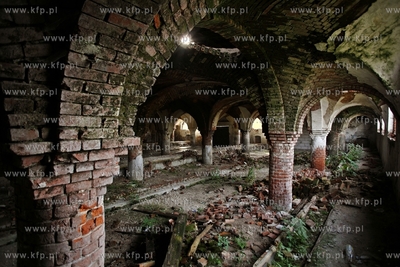 Ruina zabytkowej stajni barokowo _ klasycystycznego...