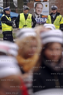 Protest pielegniarek i poloznych pod Urzedem Marszalkowskim...