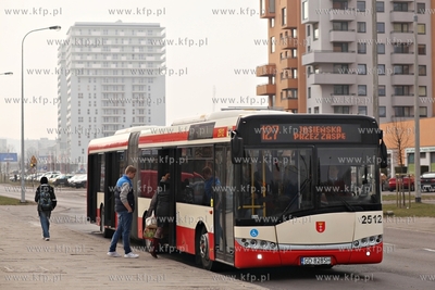 Autobus Neoplan linii 148 na przystanku przy ul. Obrońców...