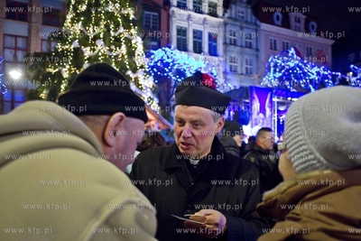Wigilia gdańska na Długim Targu. Nz. ks. Ireneusz...