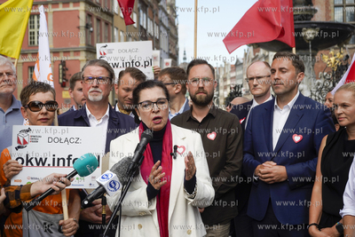 Konferencja prasowa pod Fontanną Neptuna w Gdański...