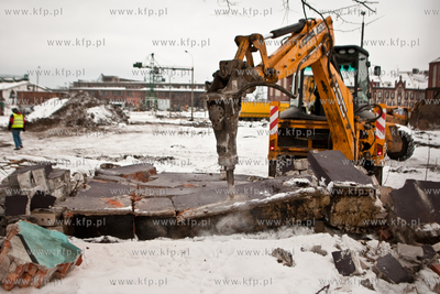 Gdansk. Jana z Kolna. Wyburzanie muru przy Stoczni...