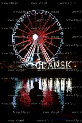 Gdańsk. Świąteczne ulice miasta. Napis Gdańsk obok...