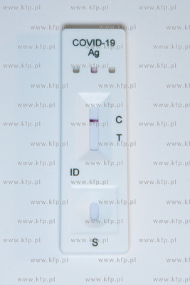 Wymazowy test antygenowy w kierunku COVID-19. Nz. Test...