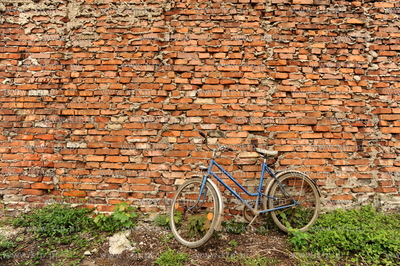 Stocznia Gdanska w niedziele. n/z rower pod sciana...