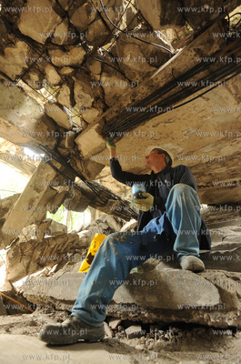Westerplatte. Prace remontowe na terenie dawnych koszar...