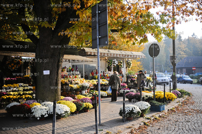 Gdansk. Cmentarz Srebrzysko. Stragany ze zniczami i...