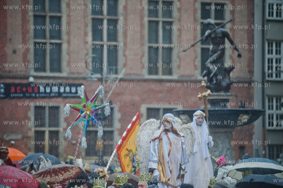 Gdansk. Orszak Trzech Kroli na ulicach Glownego Miasta....