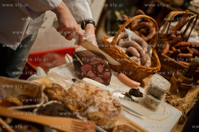 Gdansk. Oliwa. Dom Zarazy. Bazar nisko przetworzonej...