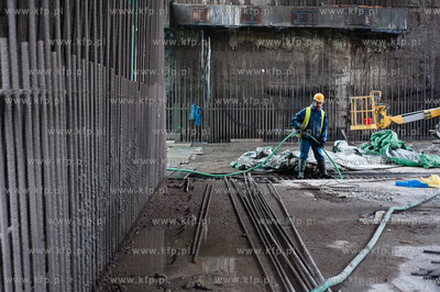Gdansk. Wisloujscie. Montaz maszyny drazacej TMB, ktora...