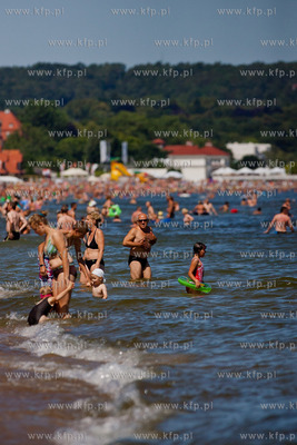 Wakacyjny, sloneczny dzien na przepelnionej ludzmi...