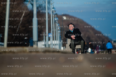 Sloneczny, zimowy dzien na plazy w Gdyni.
08.02.2014
fot....
