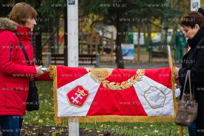 Gdansk. Wrzeszcz. Uroczyste zlozenia kwiatow pod pomnikiem...