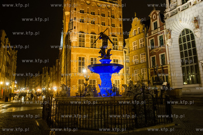 Gdansk. Podswietlona na niebiesko Fontanna Neptuna...