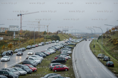 Gdańsk. Dzień Wszystkich Świętych. Nz aauta zaparkowane...