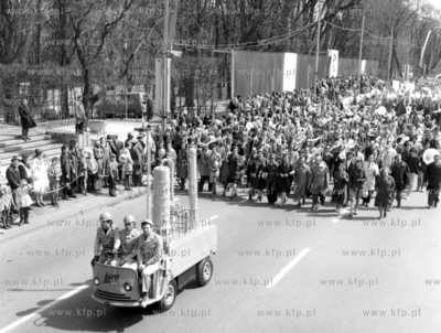 Pracownicy Rafinerii Gdanskiej w pochodzie pierwszomajowym...