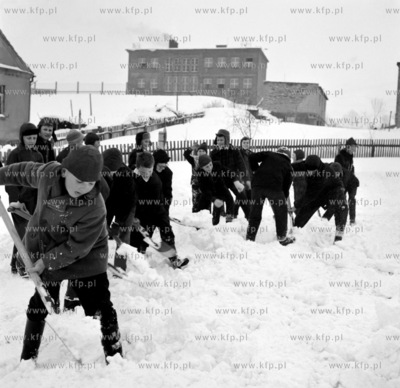 Zima w Zukowie na Kaszubach.Dzieci i mlodziez odsniezaja...