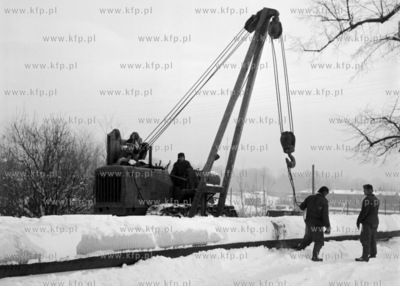 Ukladanie rurociagu przyszlej elektrocieplowni wzdluz...