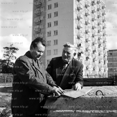 Kierownik budowy osiedla Stogi Tadeusz Wolinski rozmawia...