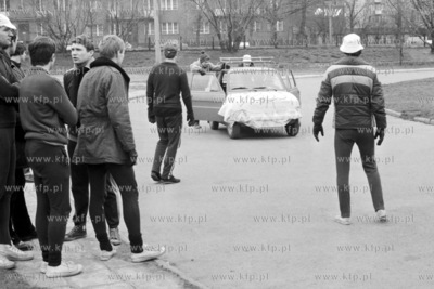 Ustalanie rekordu świata w popychaniu samochodu „Fiat...