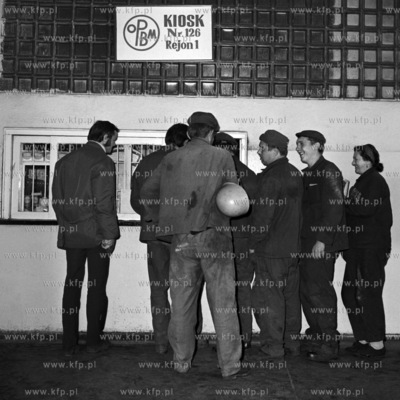 Kolejka przez kioskiem w porcie gdańskim.
28.09.1971
wrzesien1971_z.kosycarz_p46
Fot....