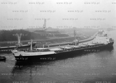 Statek Ziemia Szczecińska wpływa do portu gdańskiego....