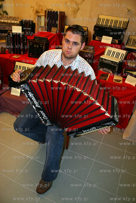 Wystawa akordeonow w krzywym domku na sopockim deptaku....