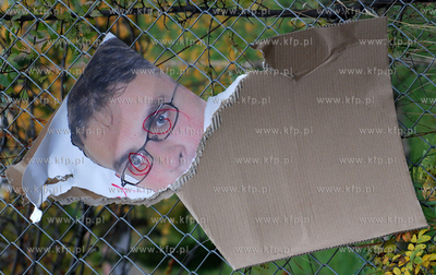 Gdynia. Pozrywane plakaty wyborcze na ul. Morskiej...