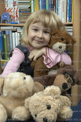 Dziecko z misiem  13.06.2006 ZDJECIE DO WYKORZYSTANIA...
