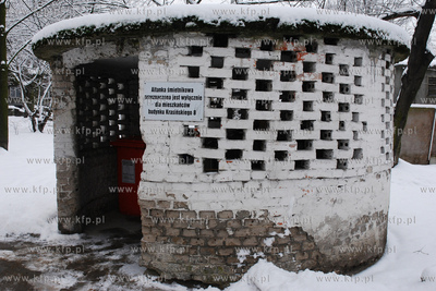 Warszawa - altanka smietnikowa na posesji przy ul Krasinskiego...